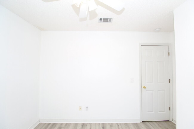 Building Photo - Updated 3-Bed, 2-Bath Home in Charter Oaks...