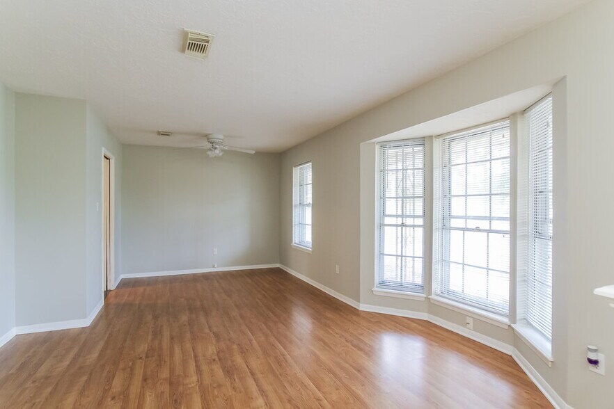 Building Photo - 200 Montrose Cir