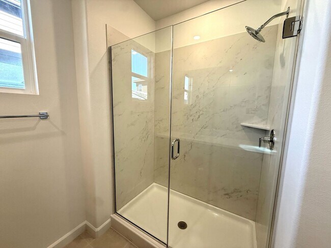 Building Photo - LIVE IN A NEW HOME!