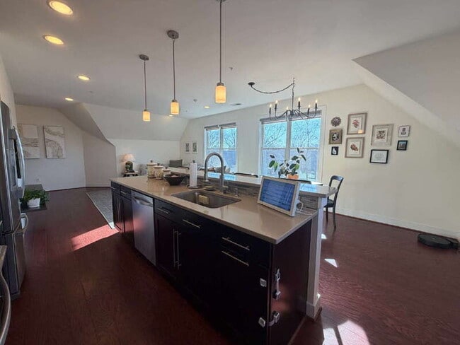 Building Photo - 1107 S Walter Reed Dr