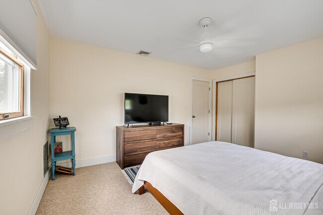 Building Photo - 1331 Sunset Ave