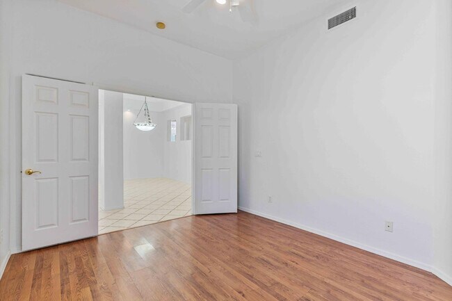 Building Photo - 14415 Century Dr