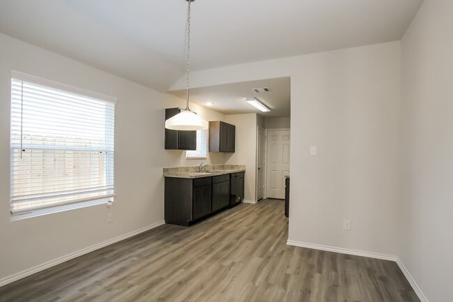 Building Photo - 8723 Lar Ree Oaks Cir