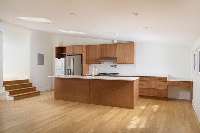 Building Photo - 1320 N La Salle Dr