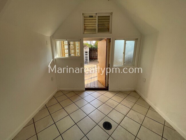 Building Photo - 5 Bedroom 2.5 Bath Two Story House