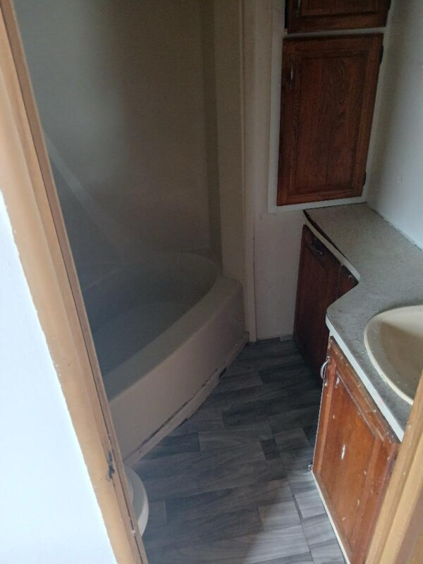 Building Photo - 1475 N Bridge St