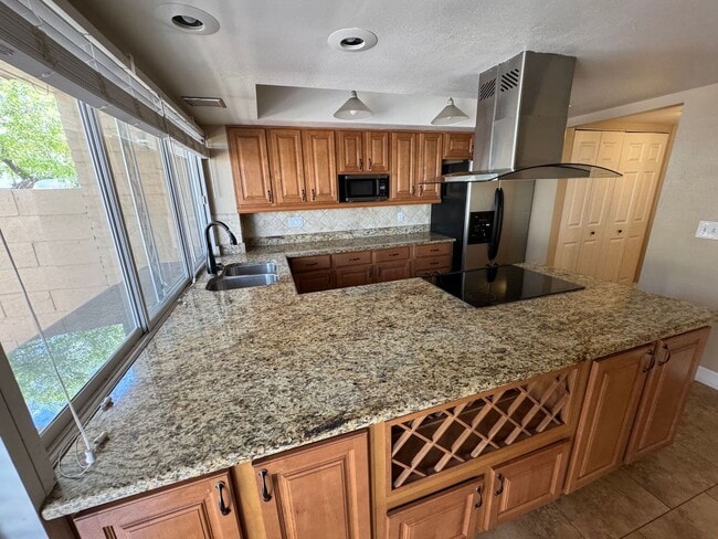 Building Photo - 3 Bedroom - 2  Bedroom - 1656 Sq. Ft - Cas...