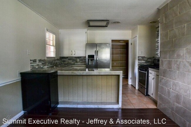 Building Photo - 3 br, 1 bath House - 2608 E. Cavett Dr.