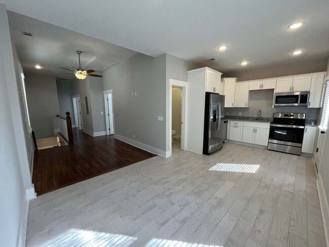 Building Photo - 213 W 39th St