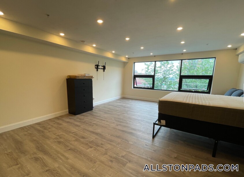 Building Photo - 1028 Commonwealth Ave