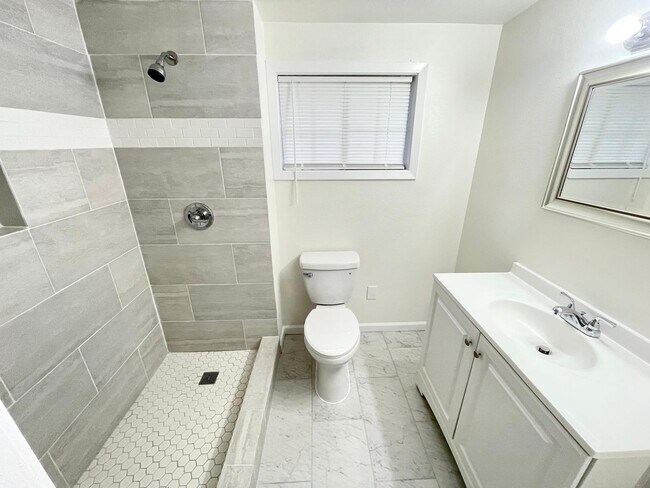 Building Photo - 2514 Garden Dr