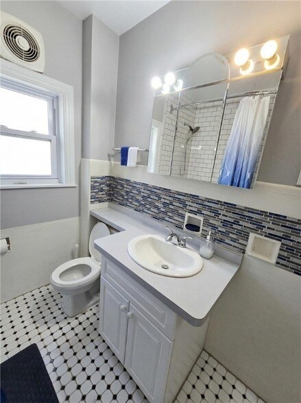 Building Photo - 224 S Pacific Ave