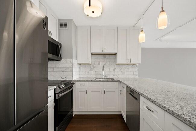 Building Photo - 4343 N Clarendon Ave