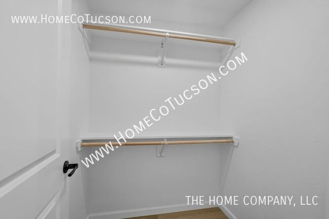 Building Photo - 7461 E Victoria Dr