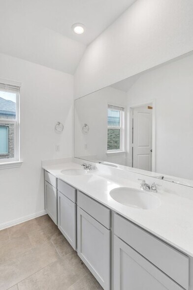 Building Photo - 133 Lenera Dr