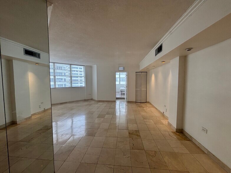 Building Photo - 999 Brickell Bay Dr
