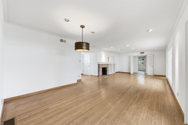 Building Photo - 8 Patricia Pl