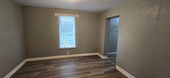 Building Photo - Updated 3/1 College Hill Home- Move In Ready!