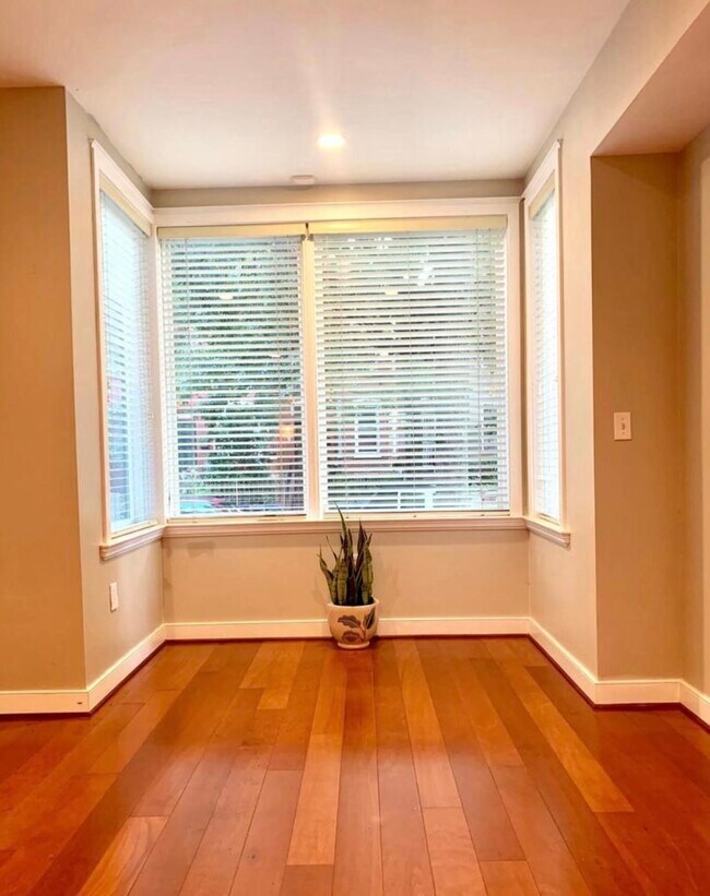 Bay Windows - 1425 5th St NW