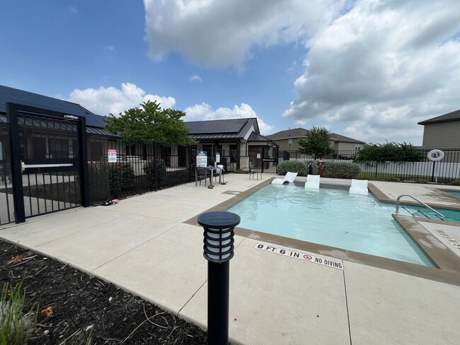 Building Photo - Beautiful 3/2 home in Oak Creek Estates,  ...