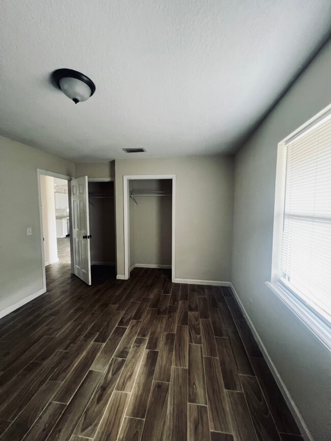 Building Photo - 103 Willow Lake Dr