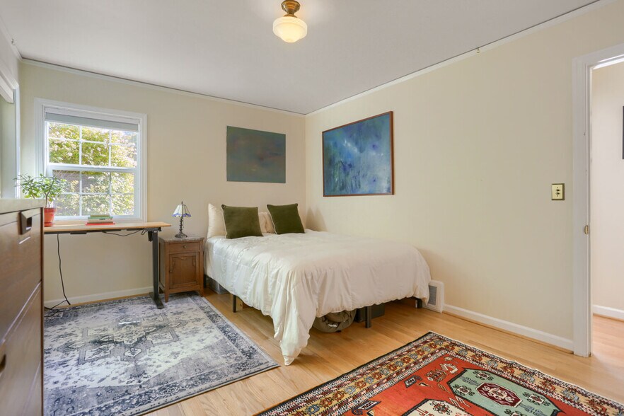Building Photo - 3041 SW Flower Ter