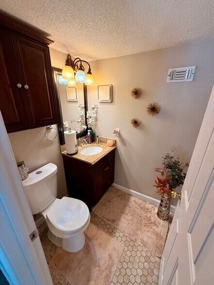Half bath - 11 Devon Club Ln