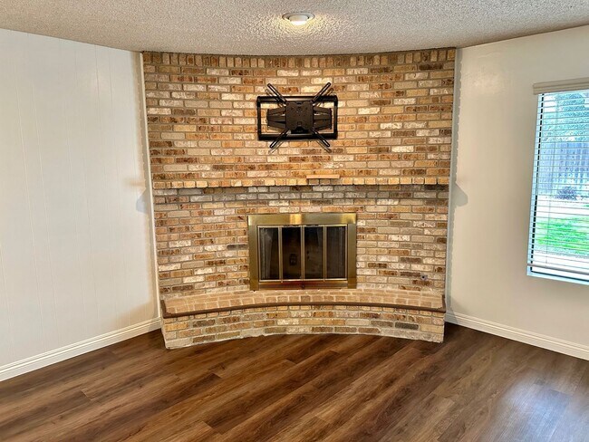 Building Photo - 9913 Spring Oak Dr