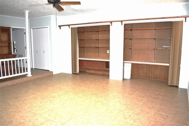 Building Photo - 1901 Mistletoe Ln