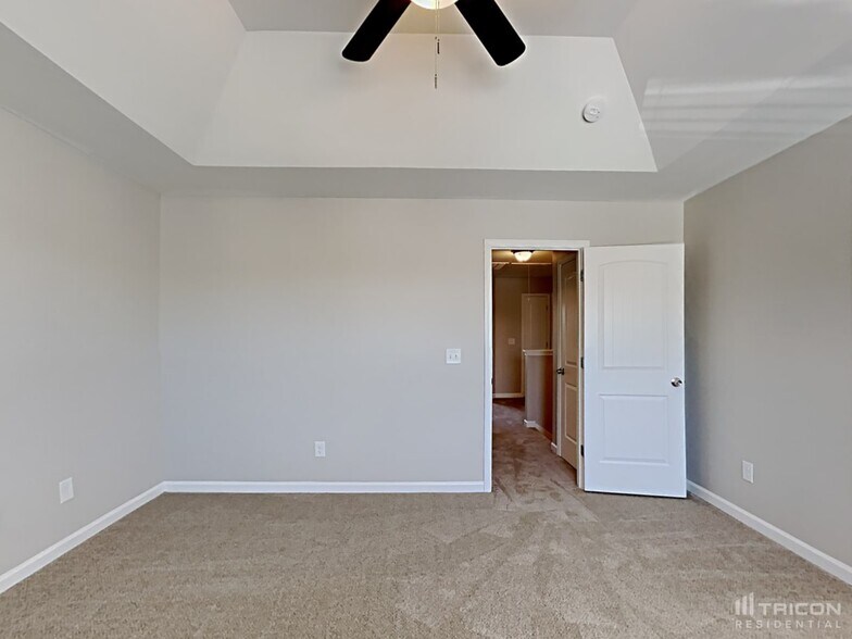 Building Photo - 15 Oakbrook Dr