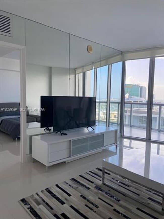 Building Photo - 495 Brickell Ave