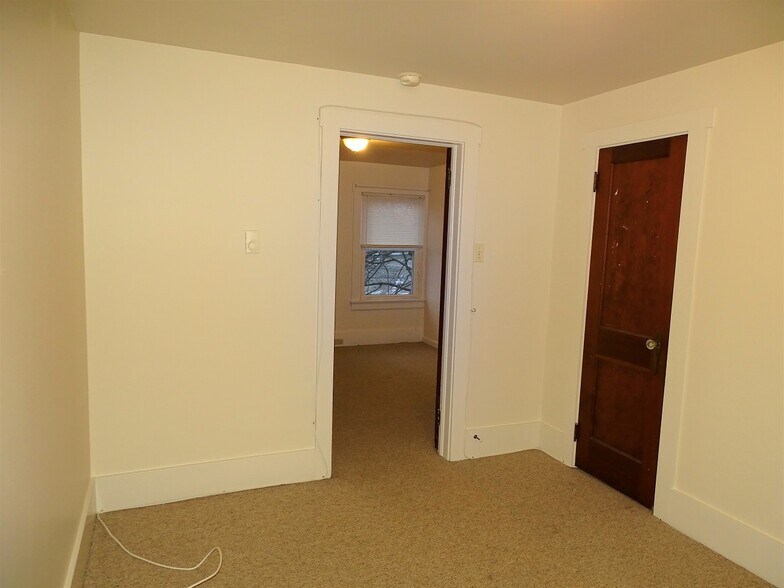 Building Photo - 6 N Peartown Rd