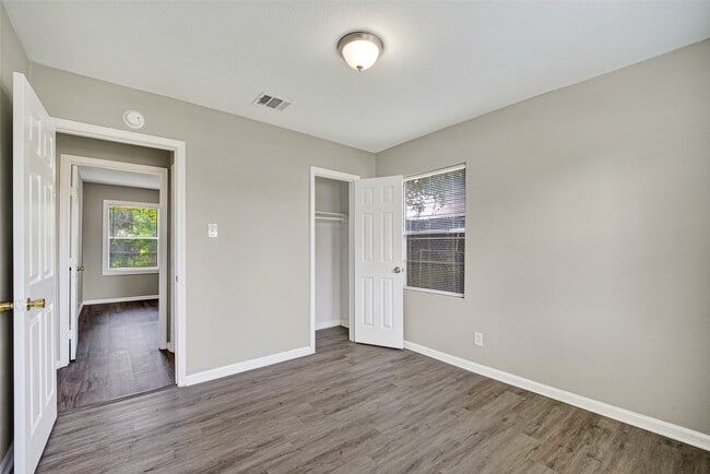 Building Photo - 4909 Holloway Dr