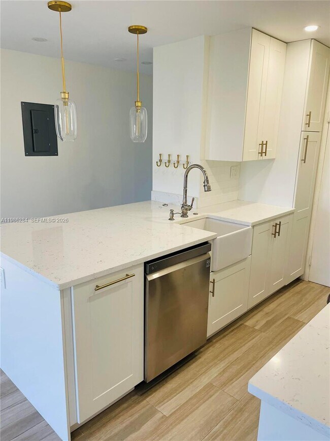 Building Photo - 900 NE 18th Ave