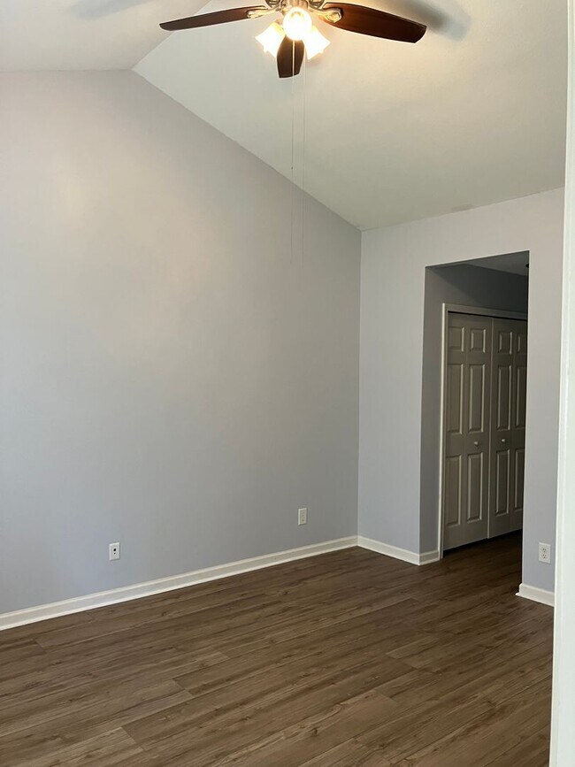 Building Photo - 858 Jarman Dr