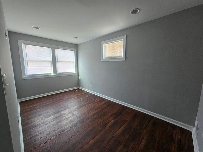 Building Photo - 3 Bedrooms 2 Car Garage