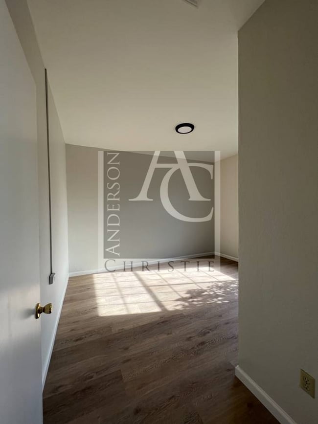 Building Photo - 12 8th St