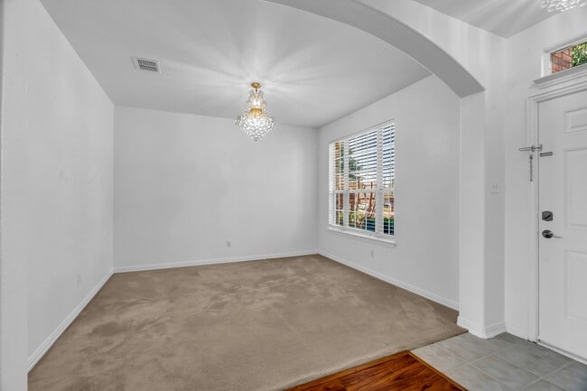 Building Photo - 513 Renee Dr