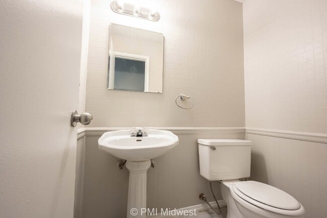 Building Photo - 3748 N Hawthorne Ln