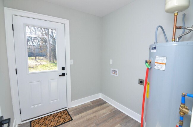 Building Photo - 2506 Halls Hill Pike