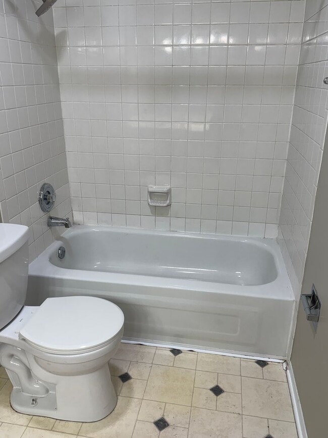 Building Photo - Recently Renovated 2 Bed 1 Bath in Naperville, Ready Now!