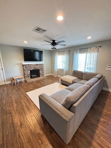 Building Photo - 13758 Lakeview Ct