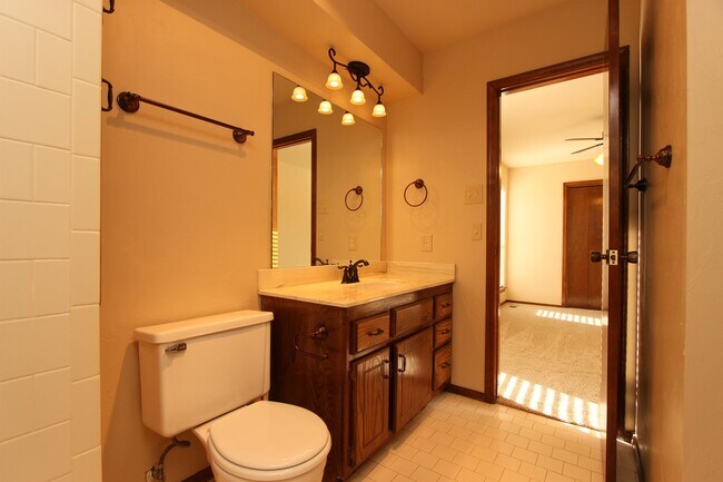 Building Photo - 4700 Hemlock Ln