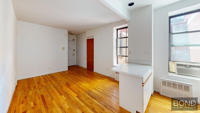 Building Photo - 415 E 73rd St
