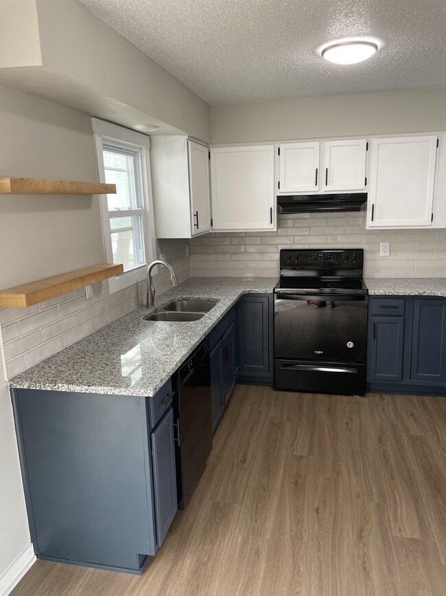 Building Photo - 817 SE Hackley Ave