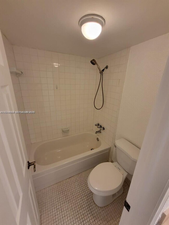 Building Photo - 9440 Live Oak Pl