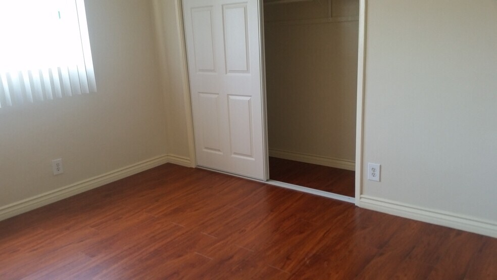 Building Photo - 15418 Larch Ave