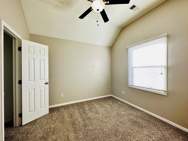 Building Photo - **BRAND NEW CARPETS** Beautiful Home in Bl...