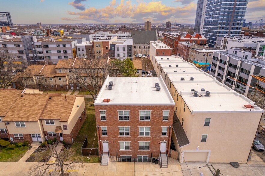 Building Photo - 1405 N Sydenham St