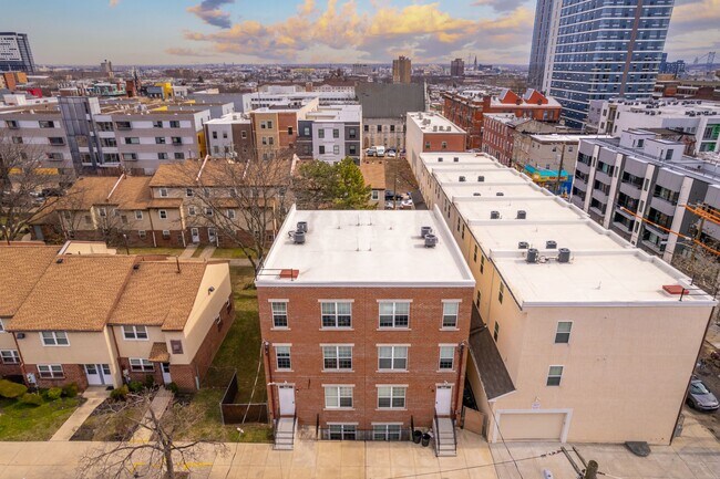 Building Photo - 1405 N Sydenham St